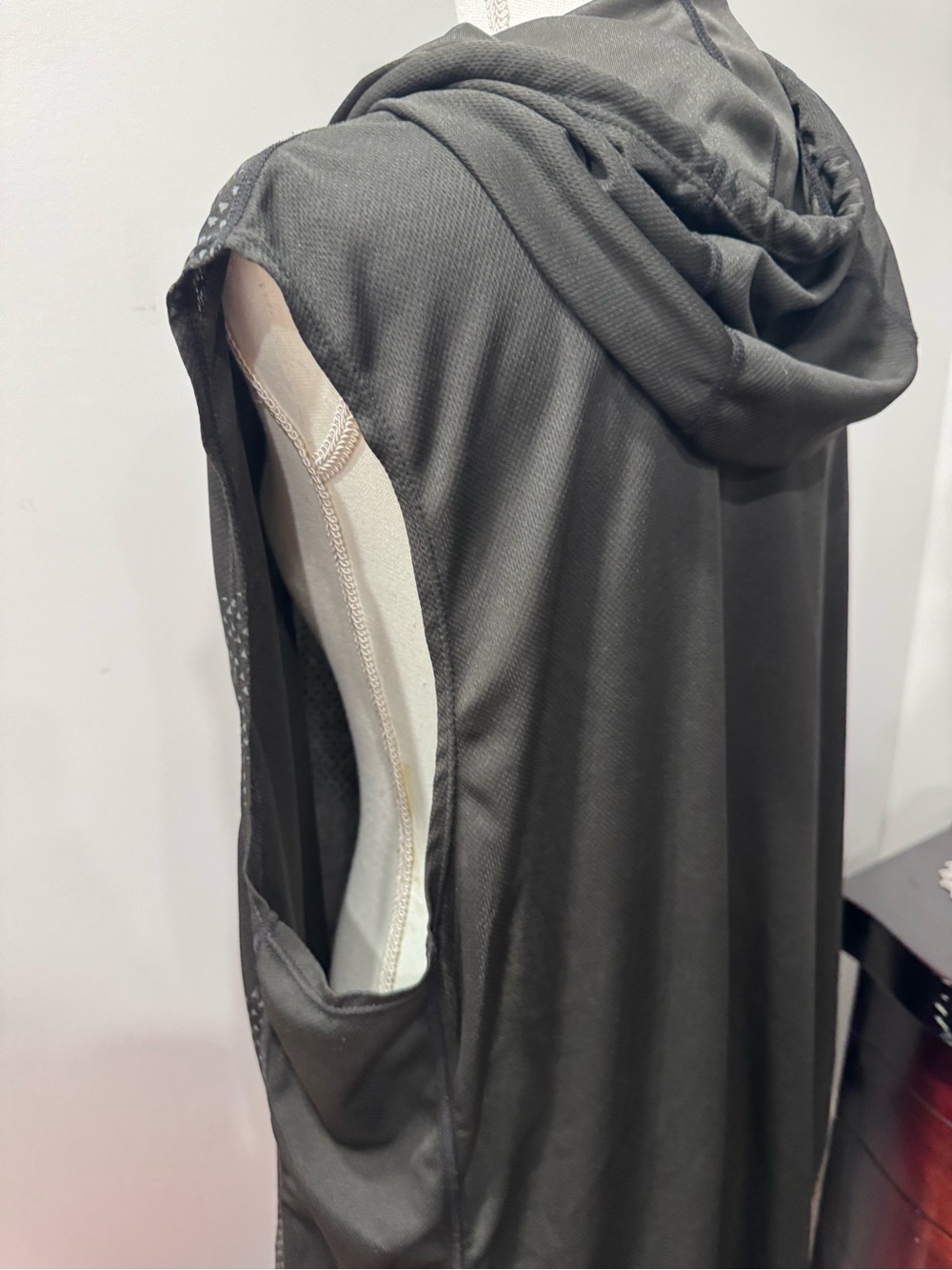 Men’s Charcoal Hooded Sleeveless Top - Picture 3 of 6